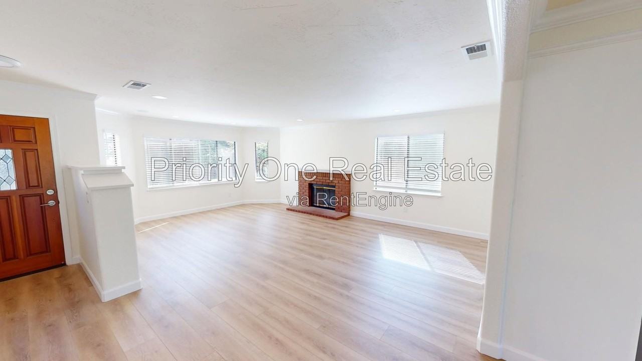 13308 Lakeview Way - Photo 3 of 28