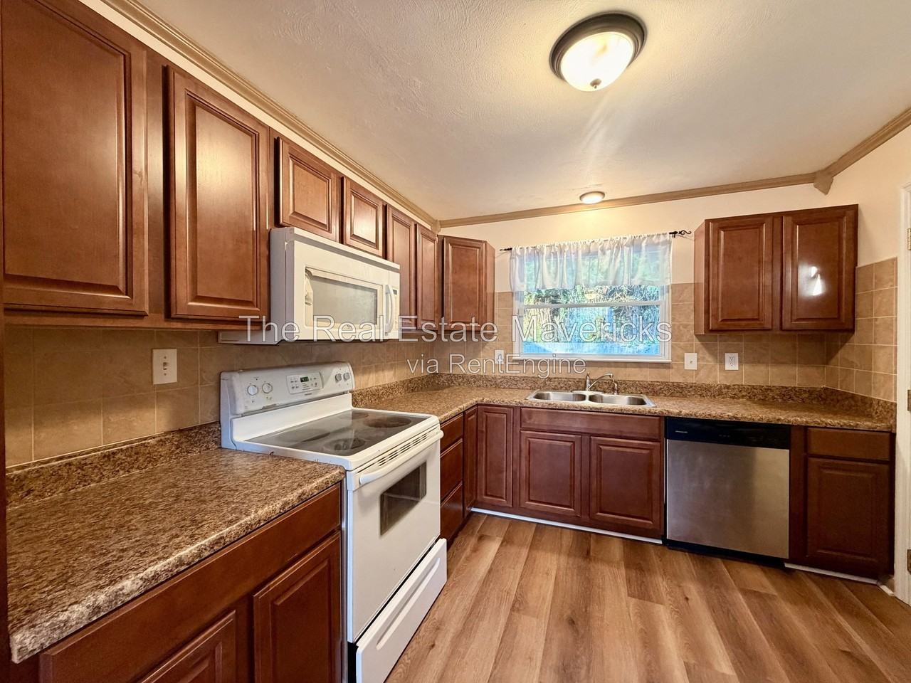 1145 Tamarack Trl - Photo 4 of 12