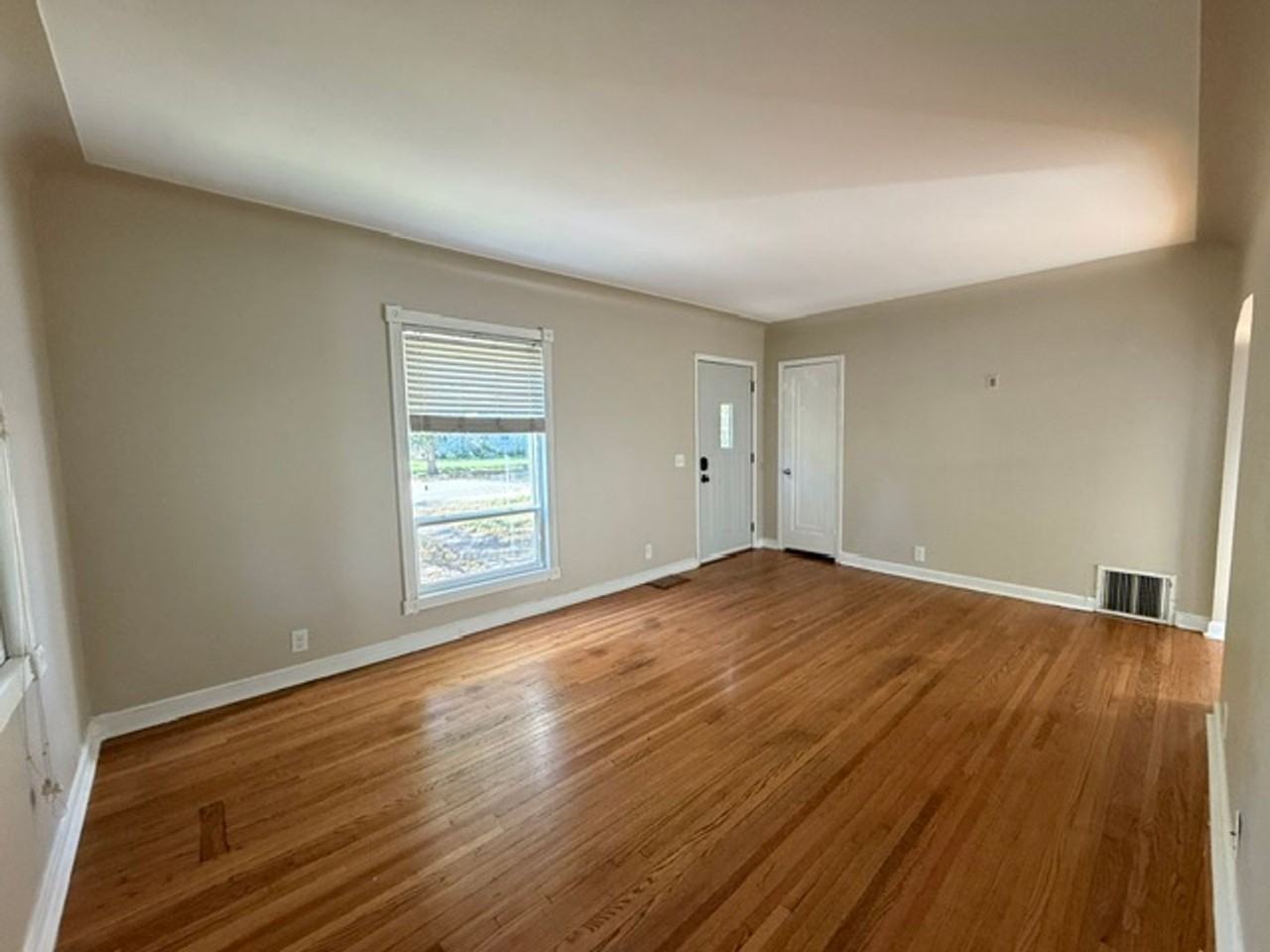 4014 Regent Ave N - Photo 6 of 20