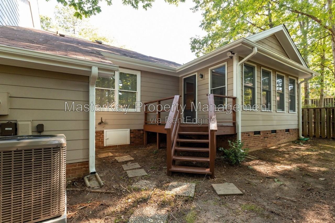 1551 Laureldale Dr - Photo 3 of 4