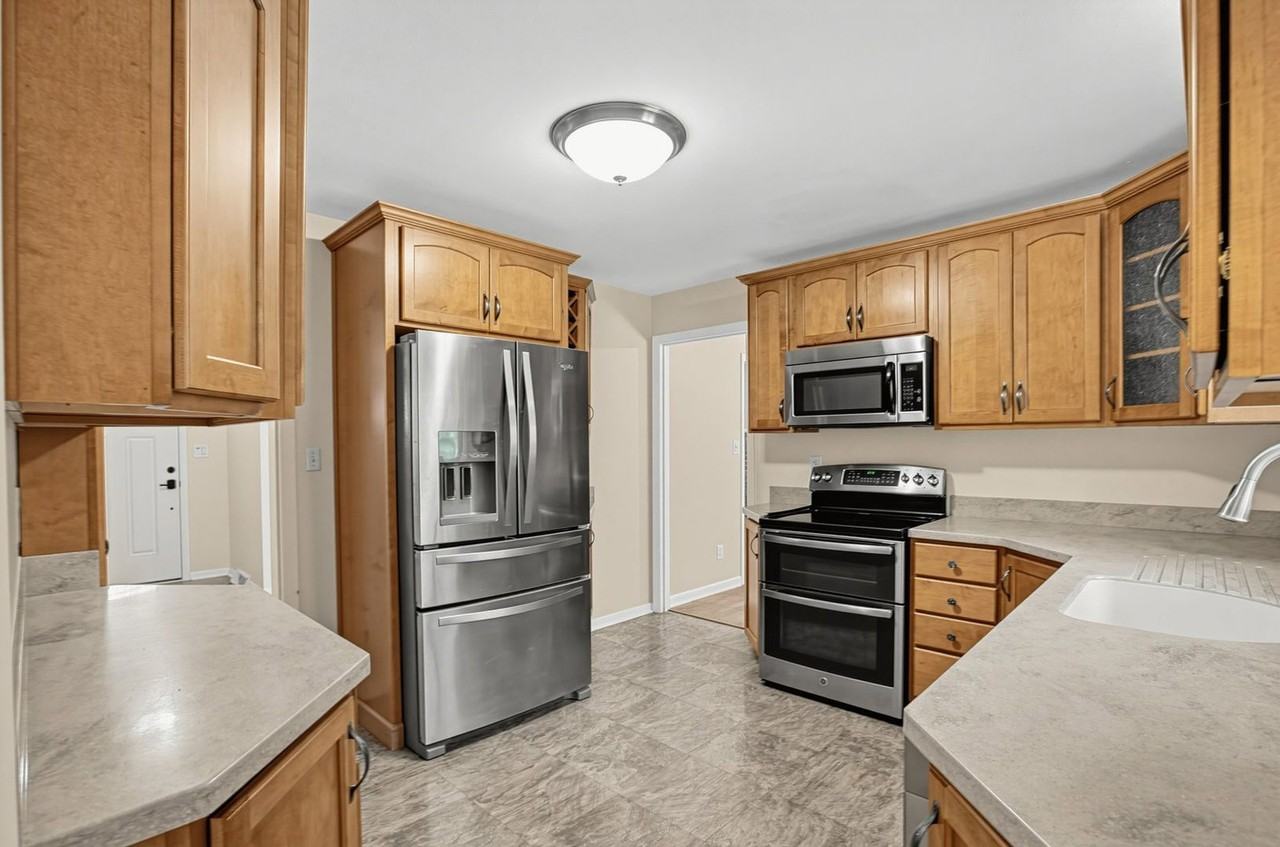 23064 Town Creek Dr - Photo 2 of 16