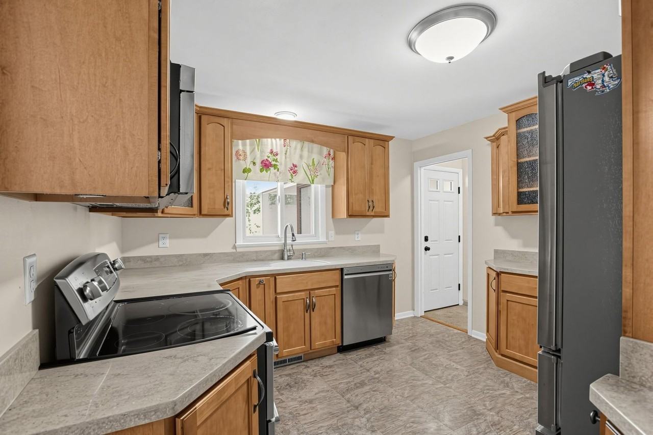 23064 Town Creek Dr - Photo 3 of 16