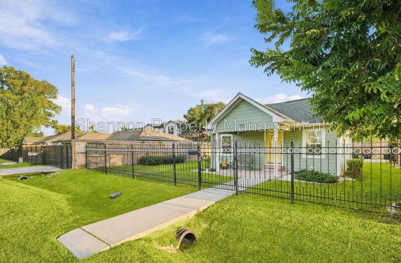 300 E 40th 1/2 St - Photo 2 of 32
