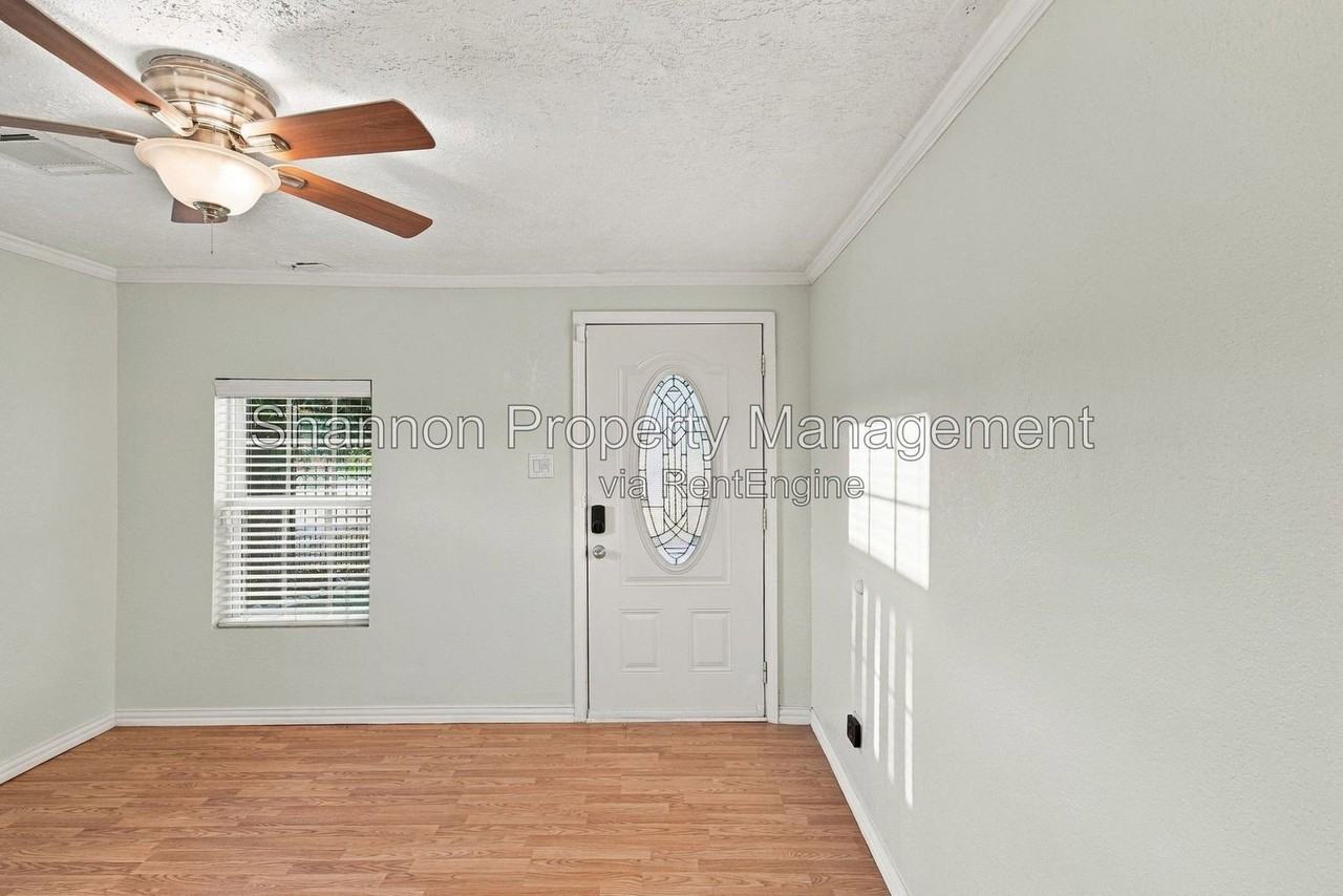 300 E 40th 1/2 St - Photo 7 of 32
