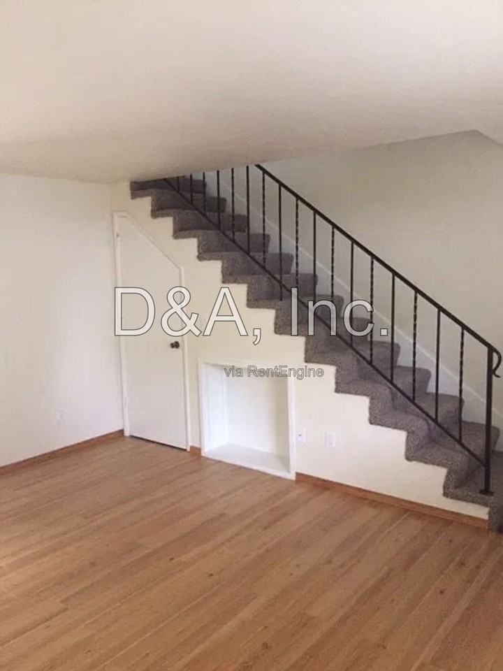 138 Ne Conifer Blvd #7 - Photo 3 of 14