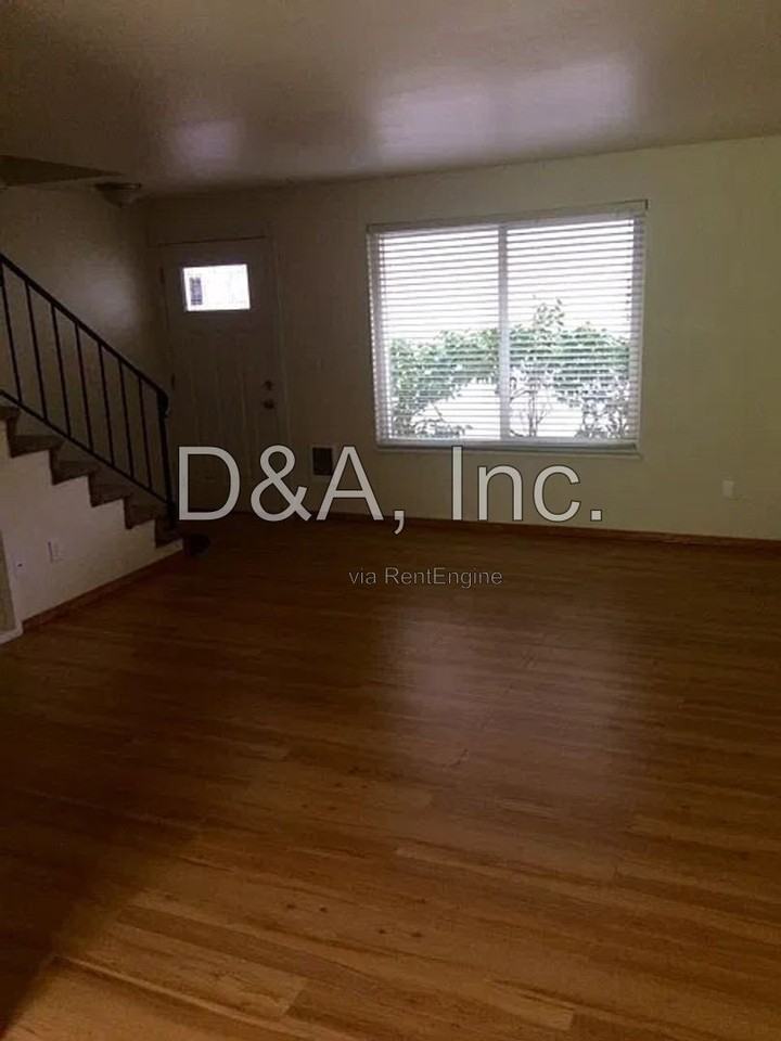 138 Ne Conifer Blvd #7 - Photo 4 of 14