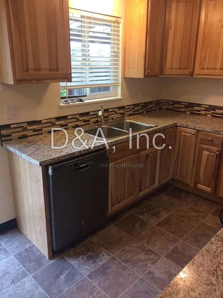 138 Ne Conifer Blvd #7 - Photo 5 of 14