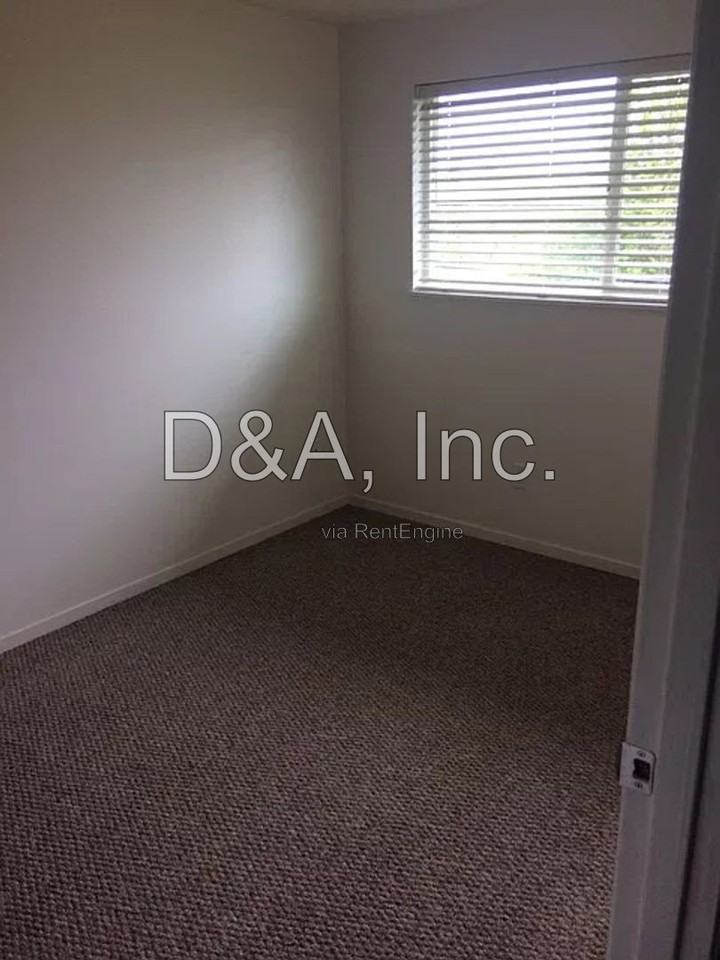 138 Ne Conifer Blvd #7 - Photo 7 of 14