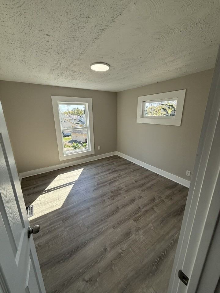 978 Manhattan Ave - Photo 4 of 16