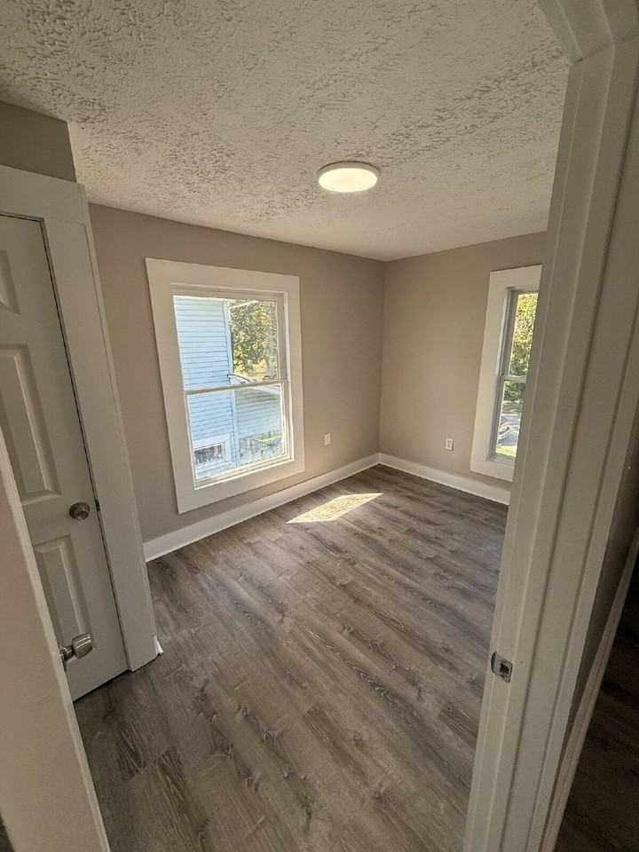 978 Manhattan Ave - Photo 5 of 16