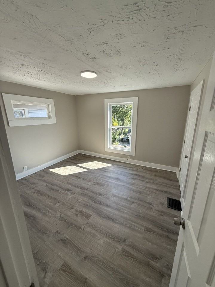978 Manhattan Ave - Photo 6 of 16