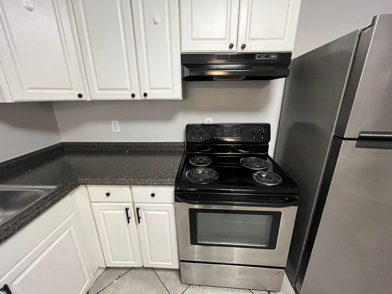 1104 N Hawthorne St #B - Photo 4 of 12