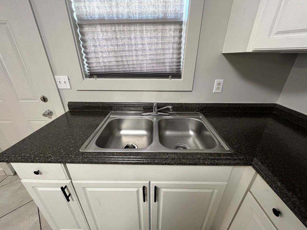 1104 N Hawthorne St #B - Photo 5 of 12