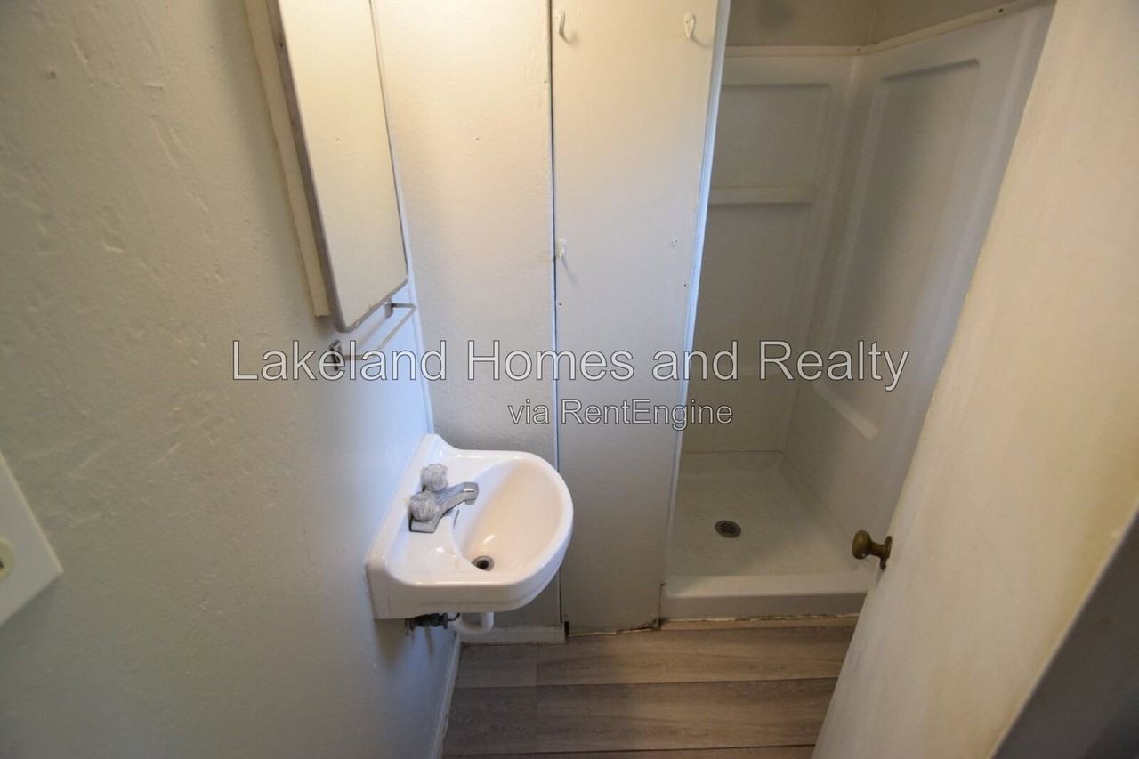 842 1/2 E Lime St #2 - Photo 7 of 17