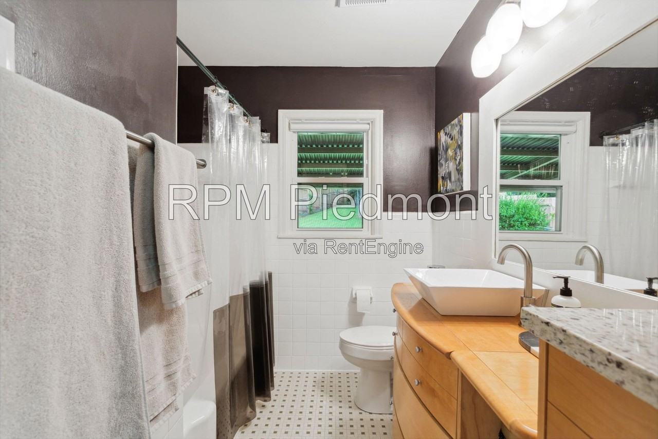 1049 Brookdale Dr - Photo 5 of 38