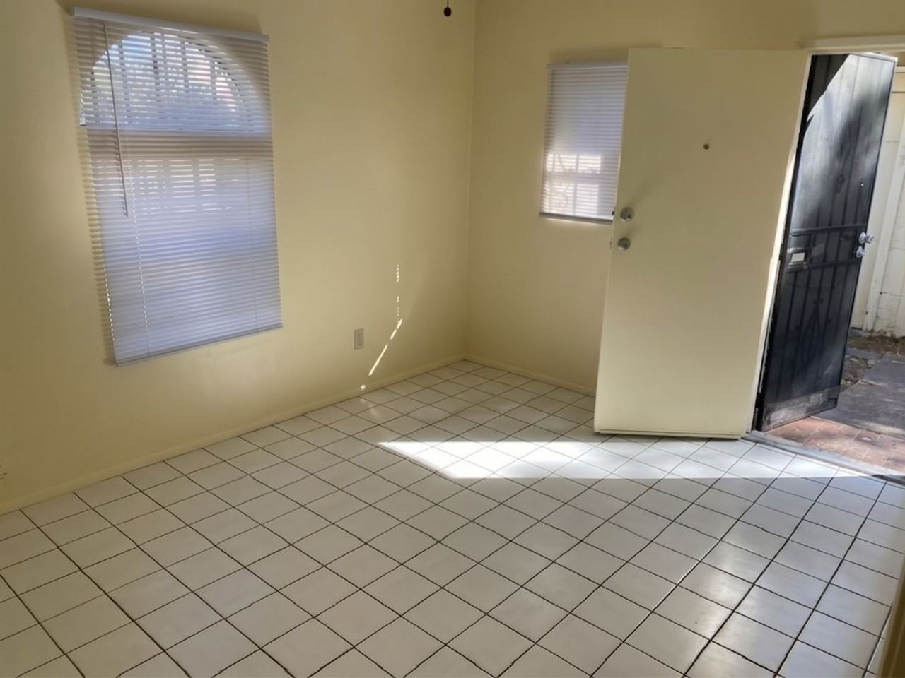 840 W 66th St #7-8A - Photo 2 of 4