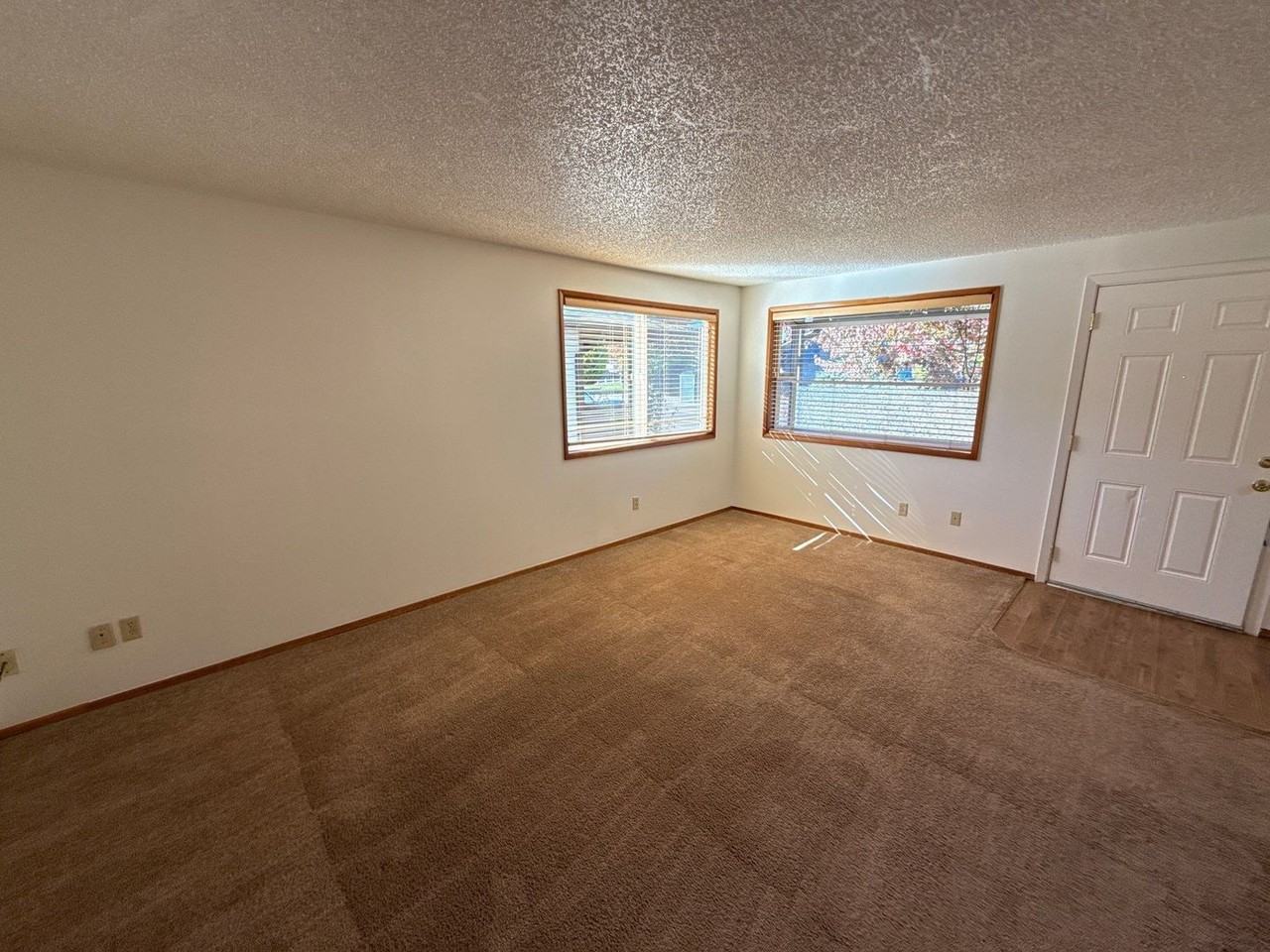 302 Ne Conifer Blvd - Photo 2 of 21