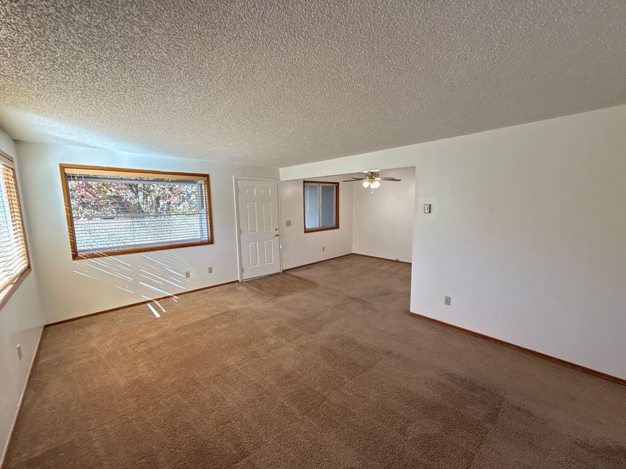 302 Ne Conifer Blvd - Photo 3 of 21