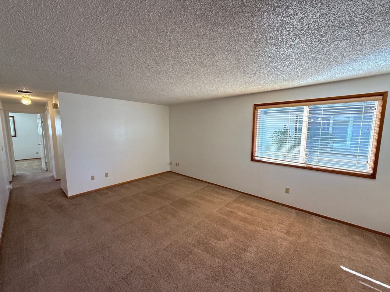 302 Ne Conifer Blvd - Photo 4 of 21