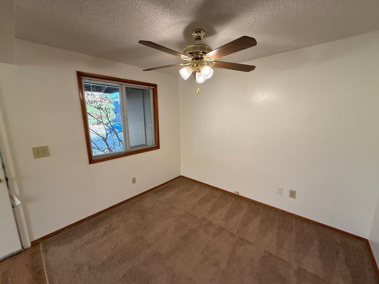 302 Ne Conifer Blvd - Photo 6 of 21
