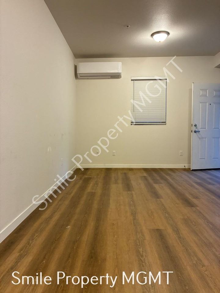 6940 Southeast Long Street - Photo 4 of 19