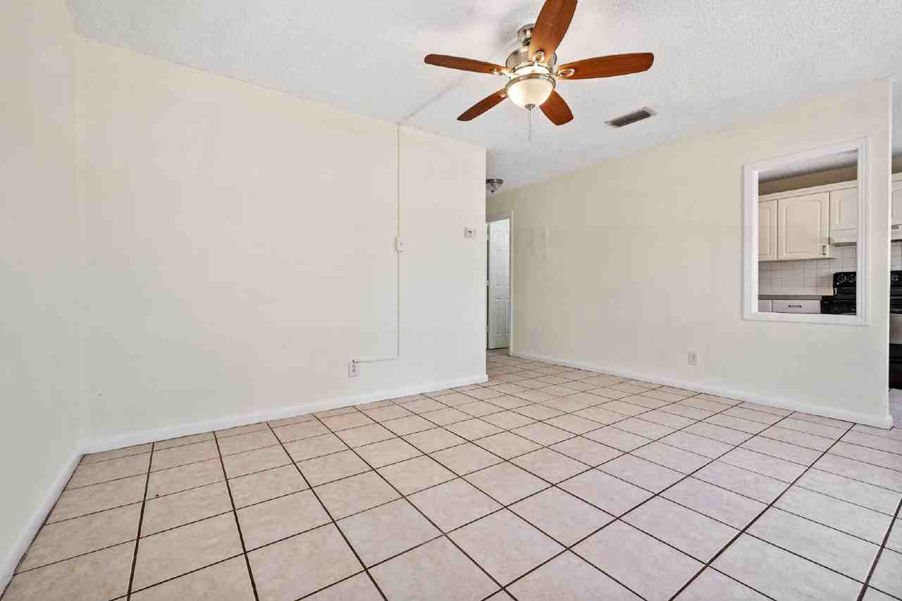 5225 Peach Ave - Photo 5 of 28