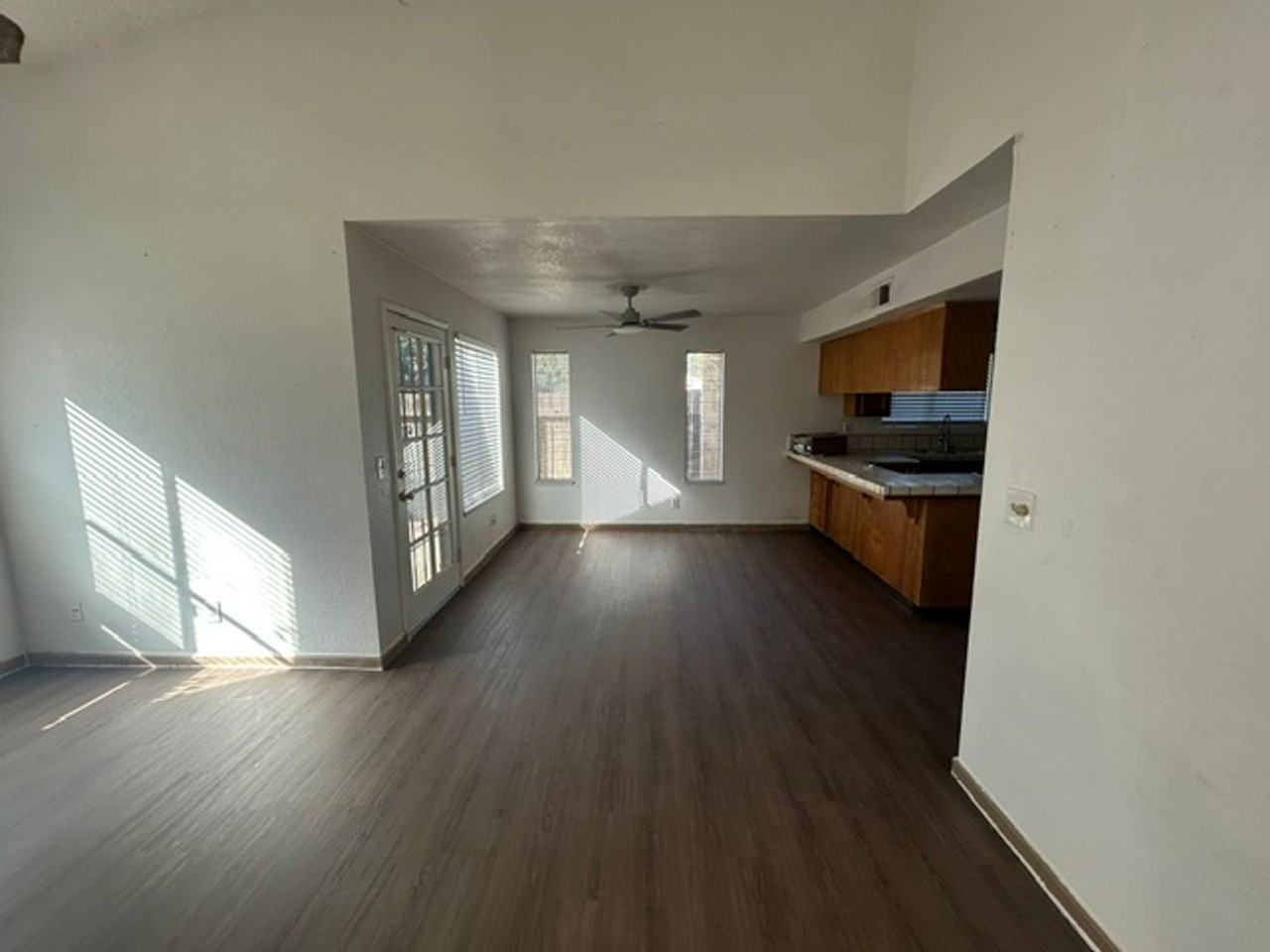 2411 N Bradley St - Photo 4 of 6