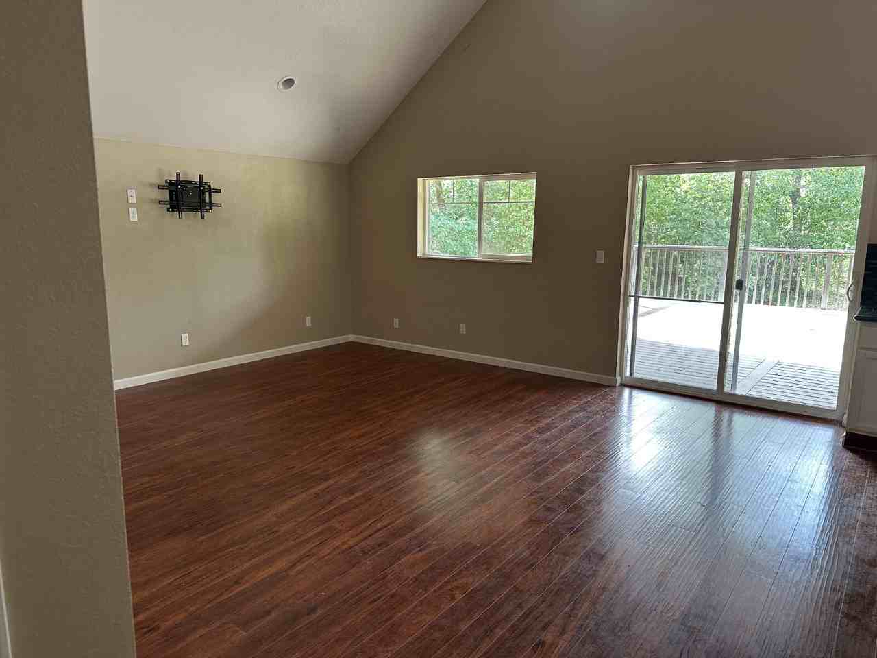 439 Canyon Oak Dr #B - Photo 2 of 6