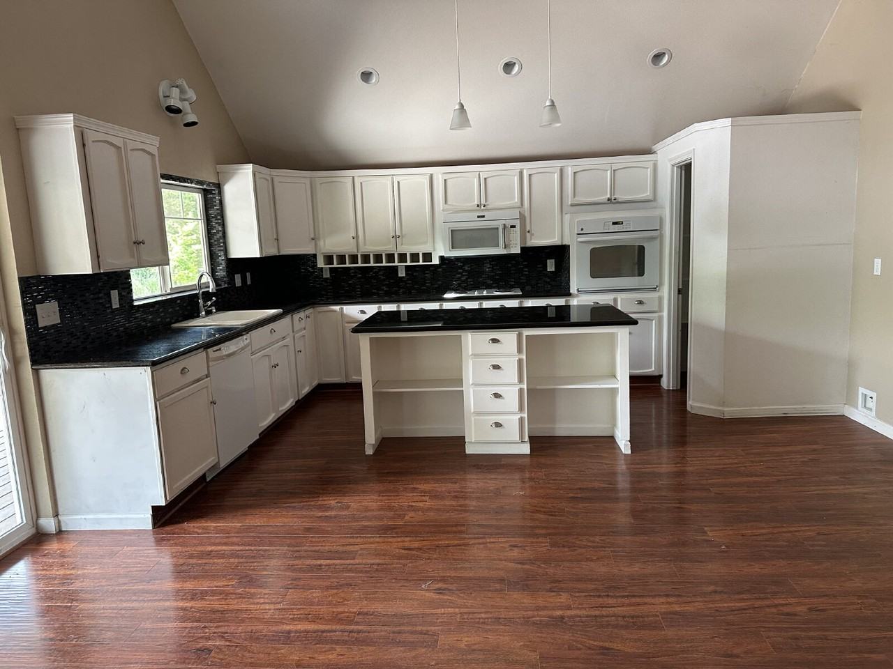 439 Canyon Oak Dr #B - Photo 3 of 6