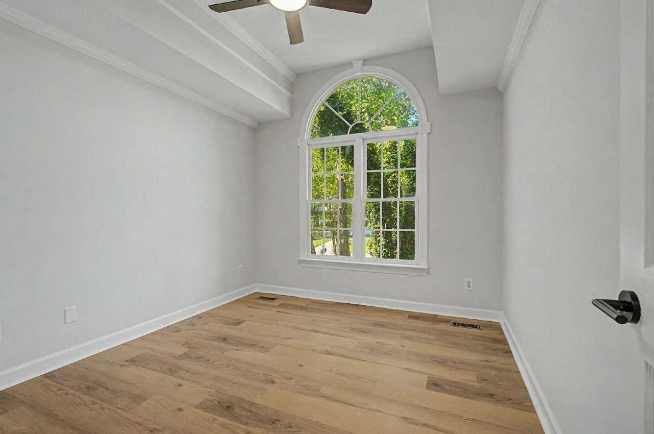 208 Hickory Glen Ln - Photo 6 of 39