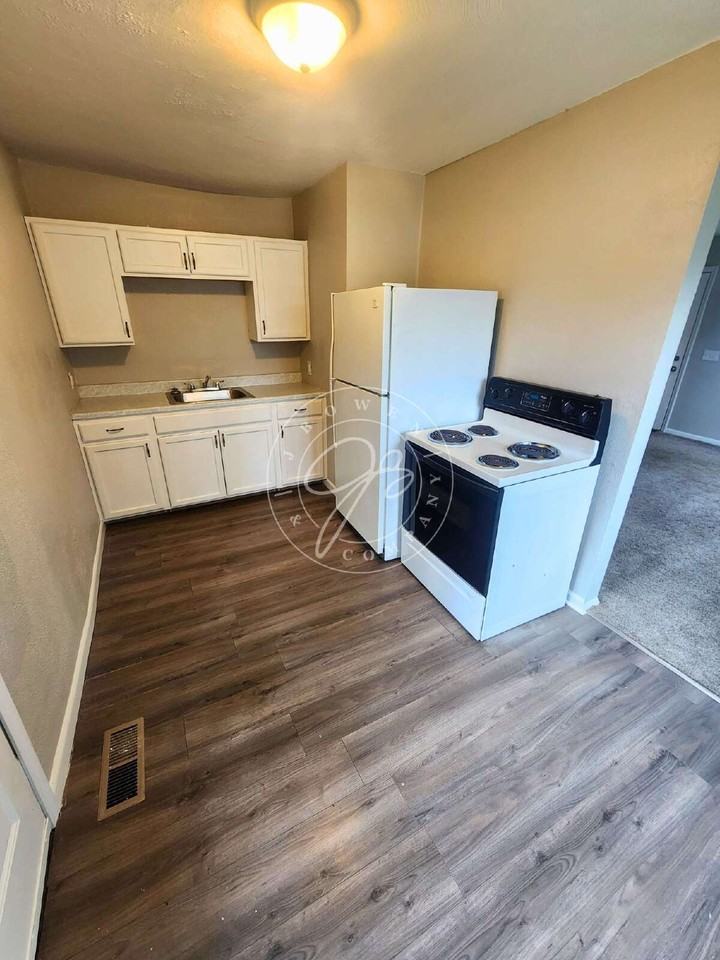 476 2nd St - Photo 3 of 7