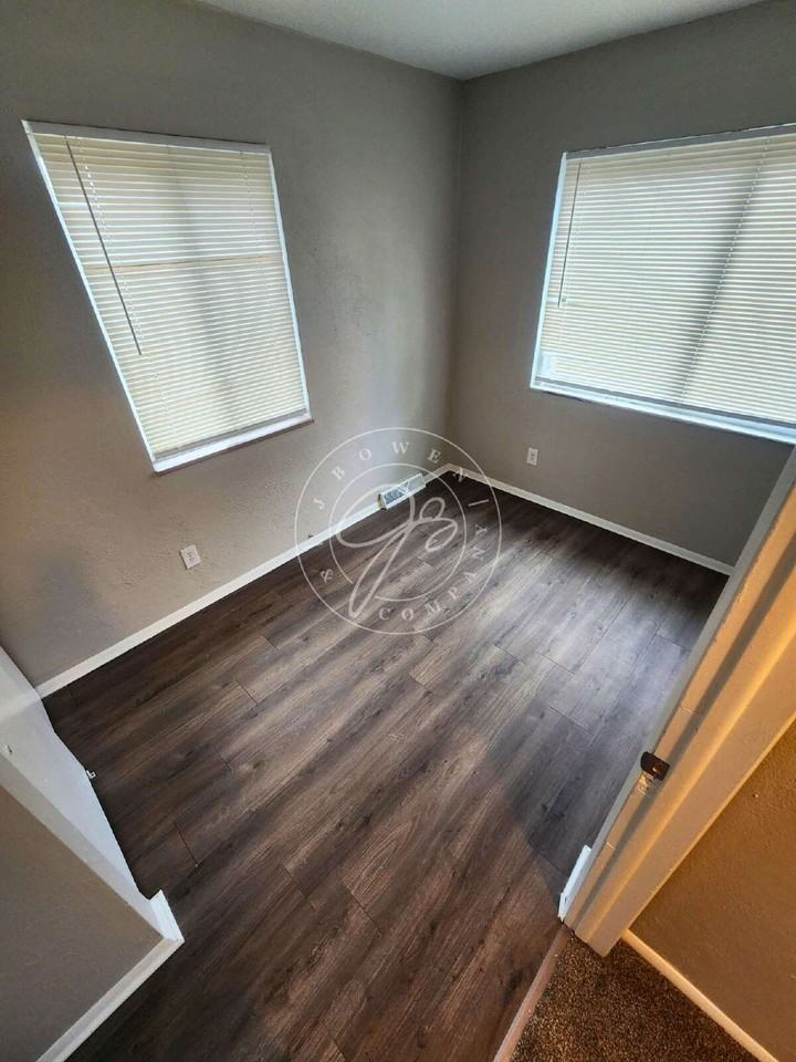 476 2nd St - Photo 5 of 7