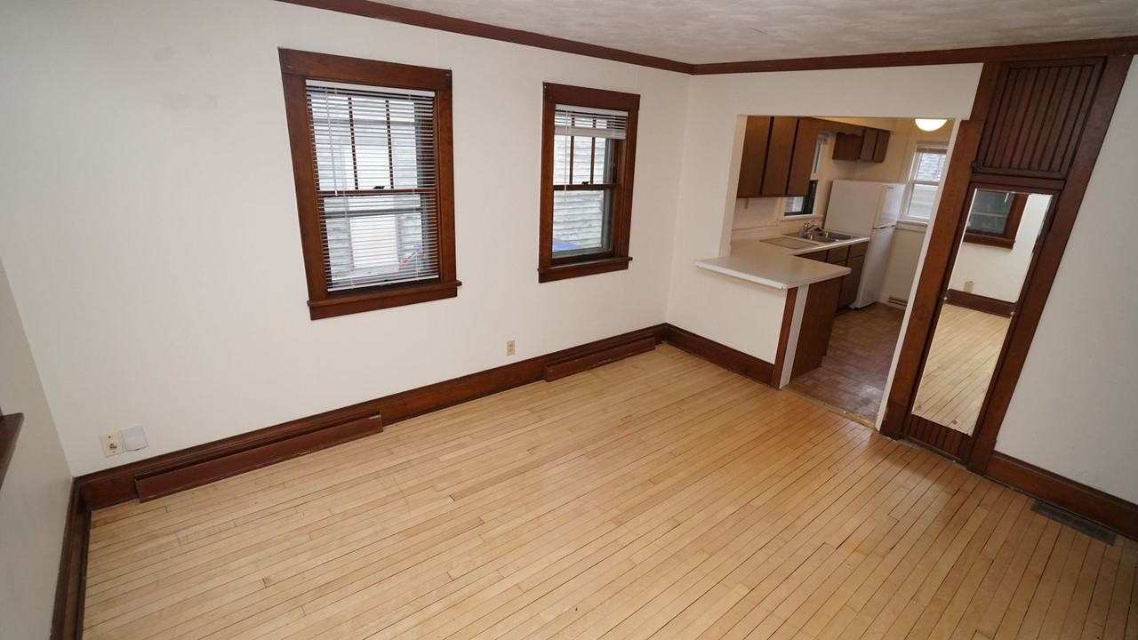 511 S Brooks St - Photo 5 of 17