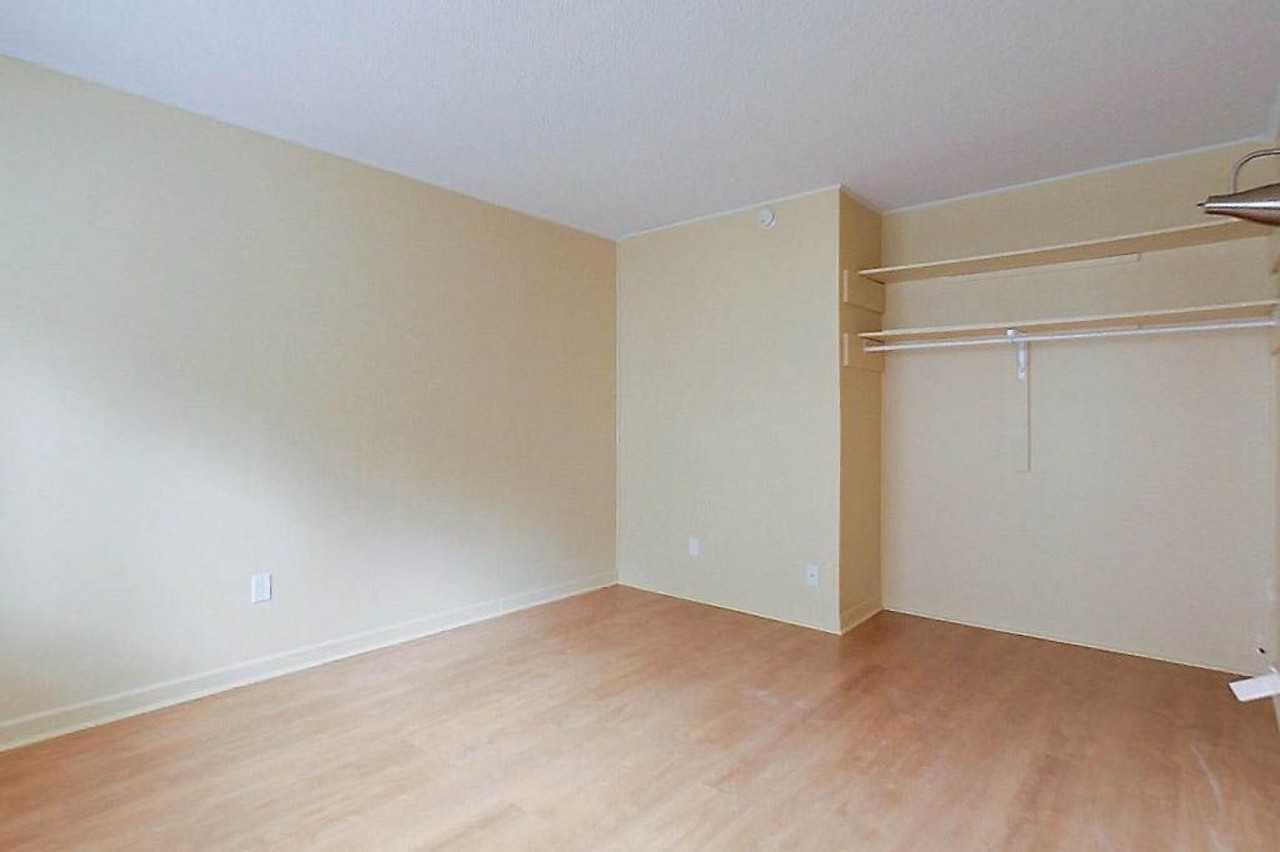 121 University Ave - Photo 3 of 18