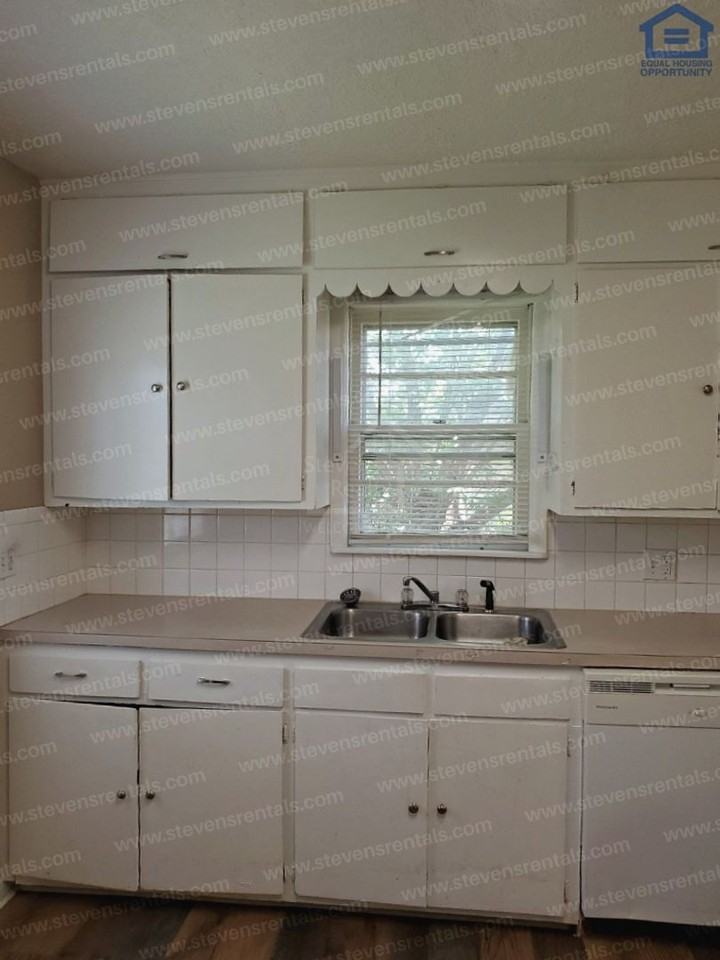 2146 Nw Ozmun Ave - Photo 7 of 11