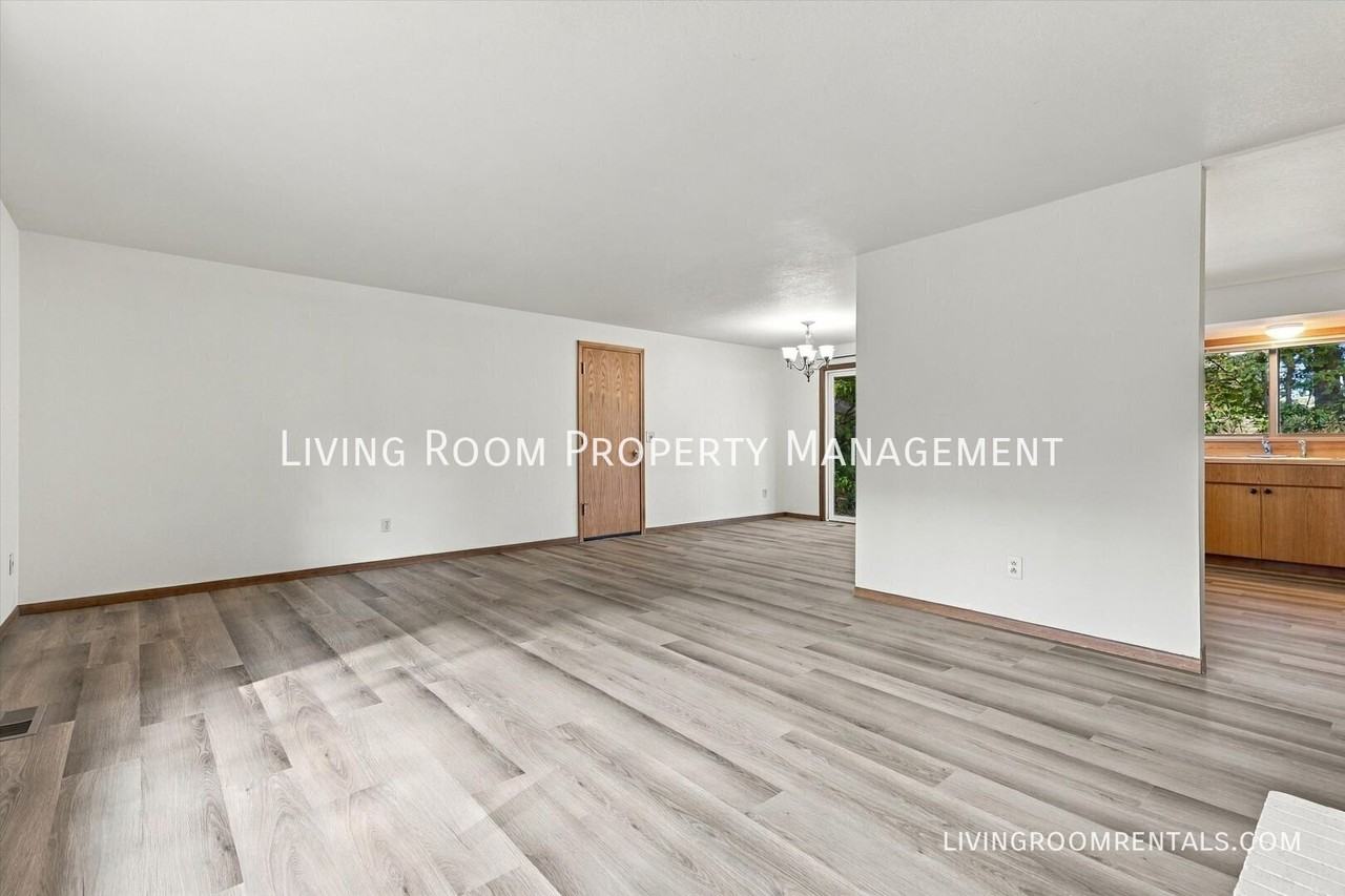 4925 Sw Evelyn St - Photo 4 of 15