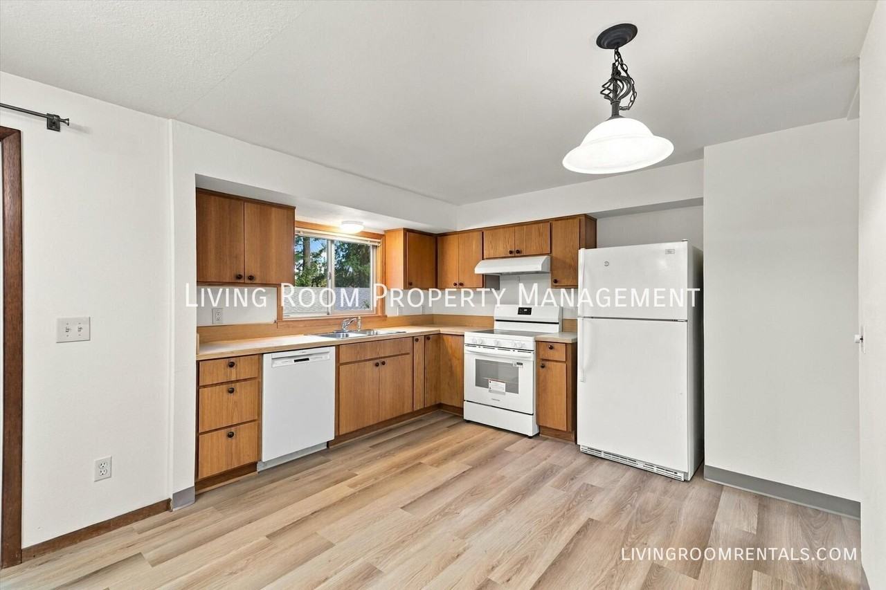 4925 Sw Evelyn St - Photo 5 of 15