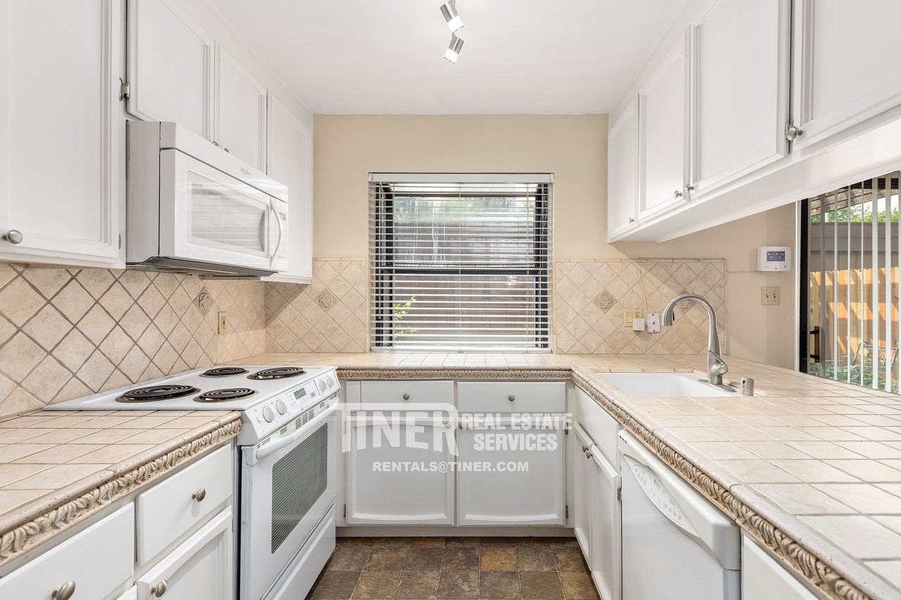 2278 Sierra Blvd #D - Photo 4 of 22