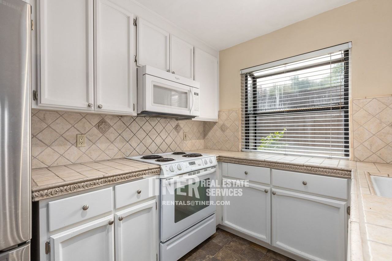 2278 Sierra Blvd #D - Photo 5 of 22