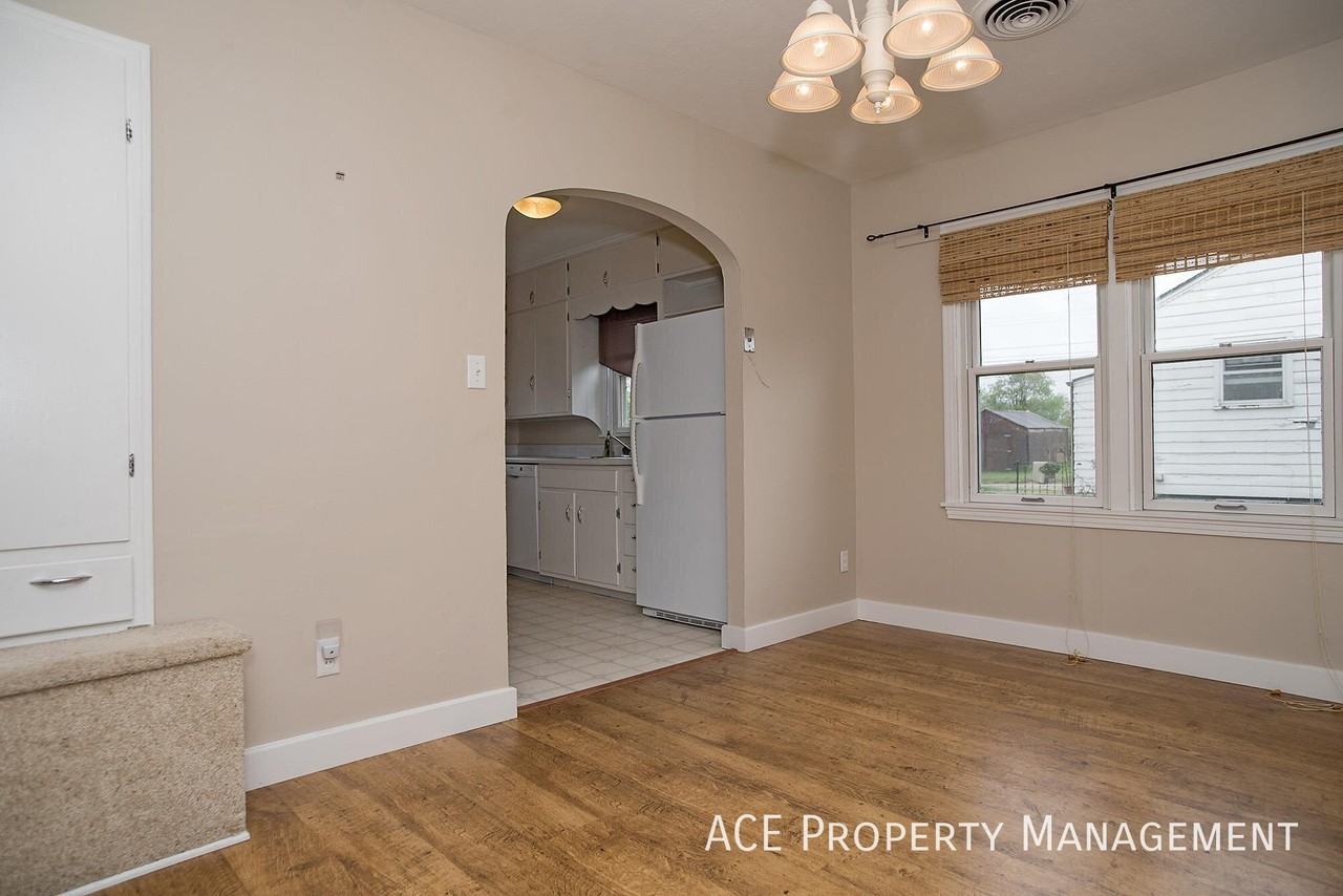729 Wood Ave - Photo 4 of 19