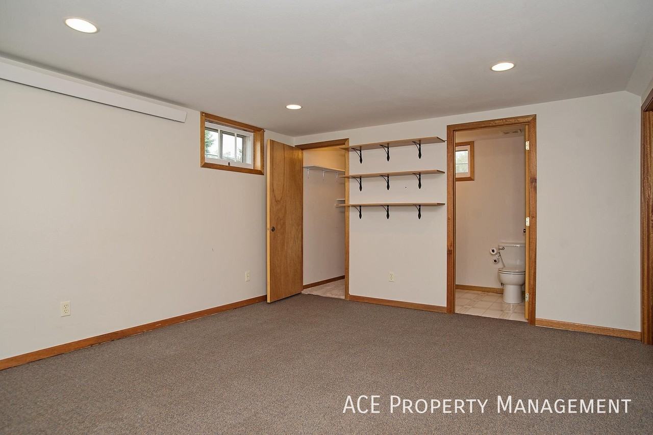 729 Wood Ave - Photo 7 of 19