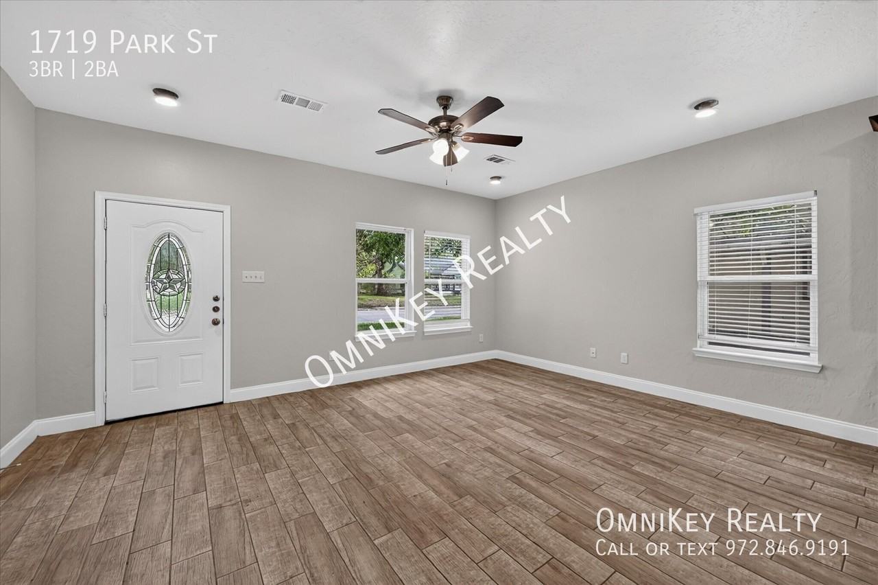 1719 Park St - Photo 3 of 27