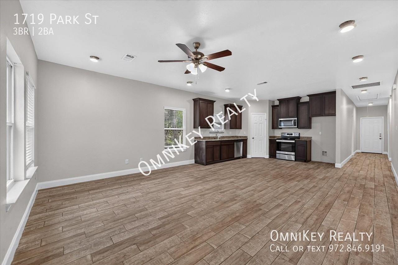 1719 Park St - Photo 4 of 27
