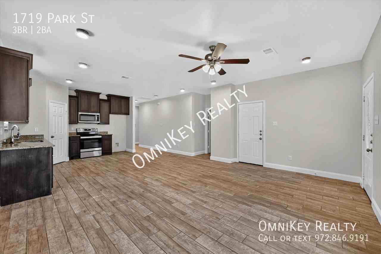 1719 Park St - Photo 5 of 27