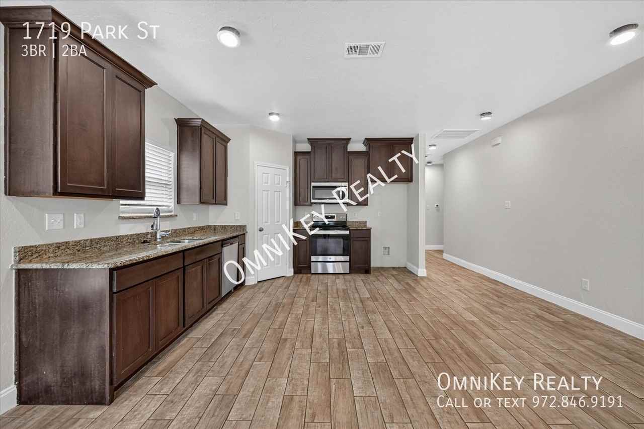 1719 Park St - Photo 6 of 27