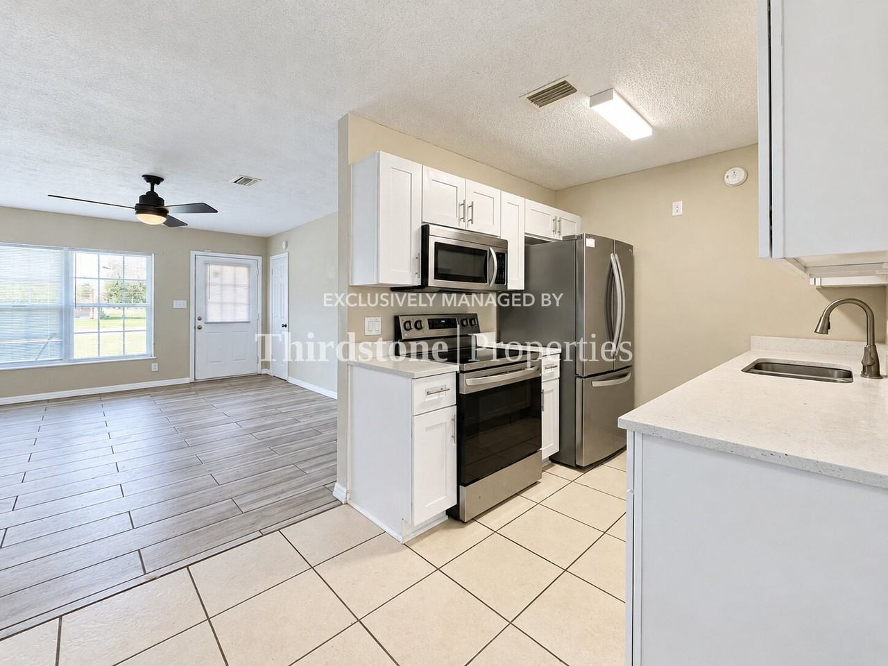 9292 Greenleaf Rd - Photo 4 of 25
