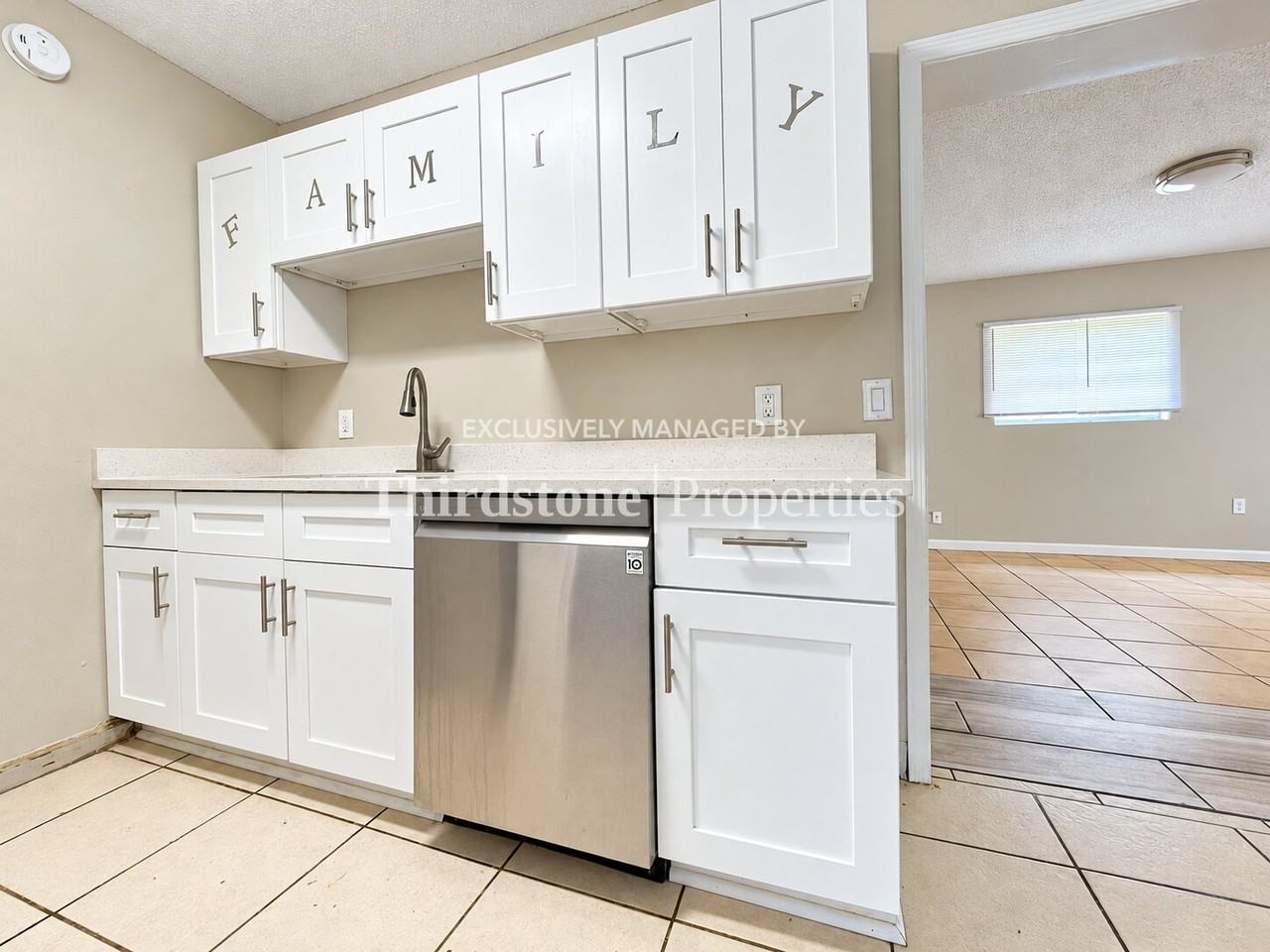 9292 Greenleaf Rd - Photo 5 of 25