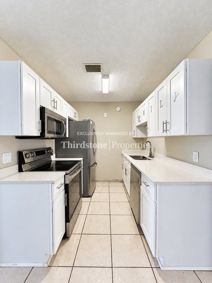 9292 Greenleaf Rd - Photo 6 of 25