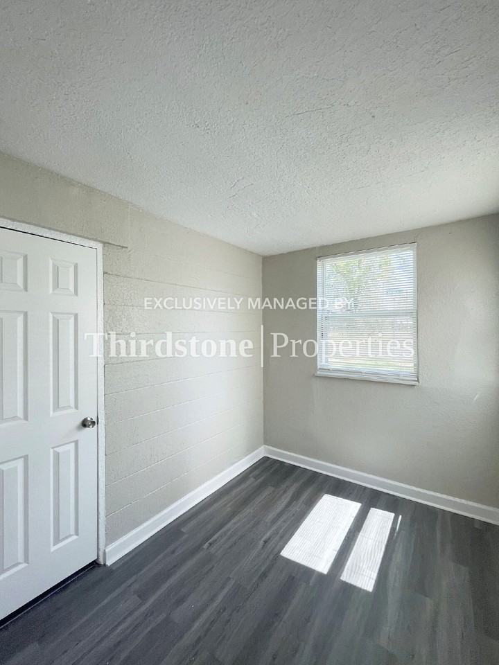 1002 Lawrence St - Photo 3 of 18