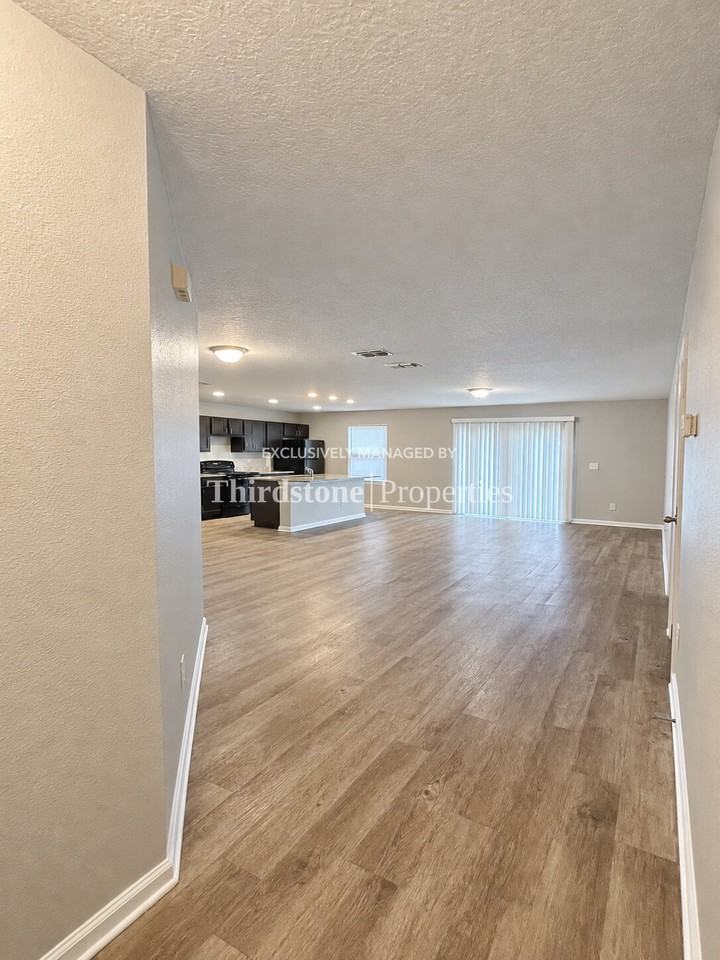 1835 Moseley St - Photo 2 of 27